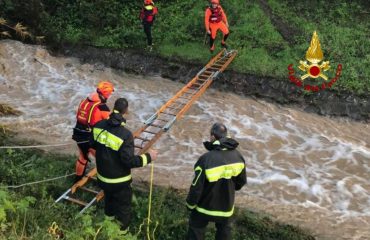 carbonia-corso-dacqua-disperso-uomo