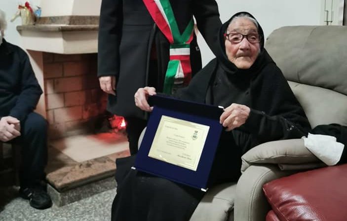 Sardegna, terra dei centenari: Triei festeggia “tzia” Luisa Tangianu per i suoi 100 anni