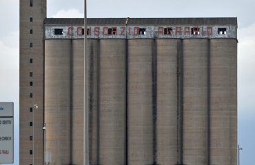 I silos del Consorzio Agrario al porto di Cagliari - Foto di Dietrich Steinmetz