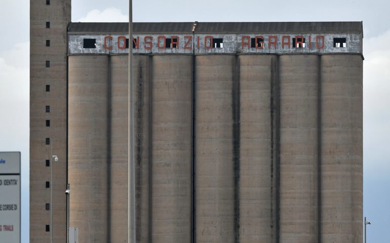 I silos del Consorzio Agrario al porto di Cagliari - Foto di Dietrich Steinmetz