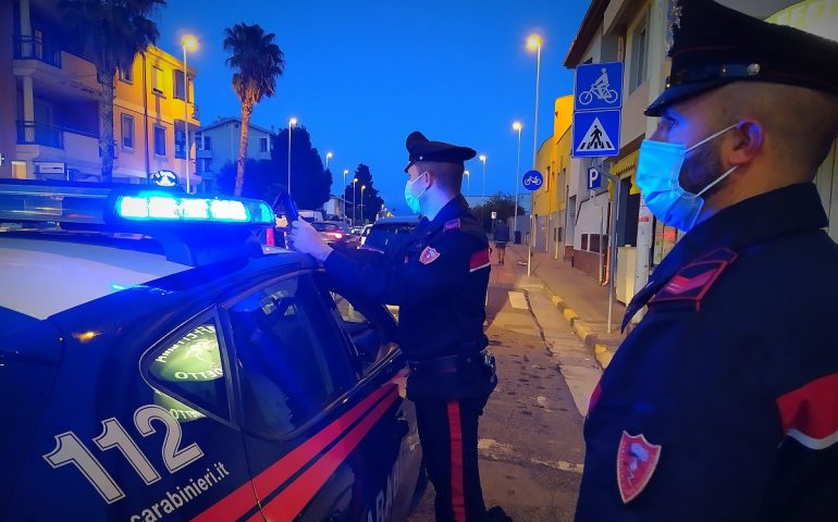 Cagliari, in giro di notte in bici con coltello e sfollagente: denunciato