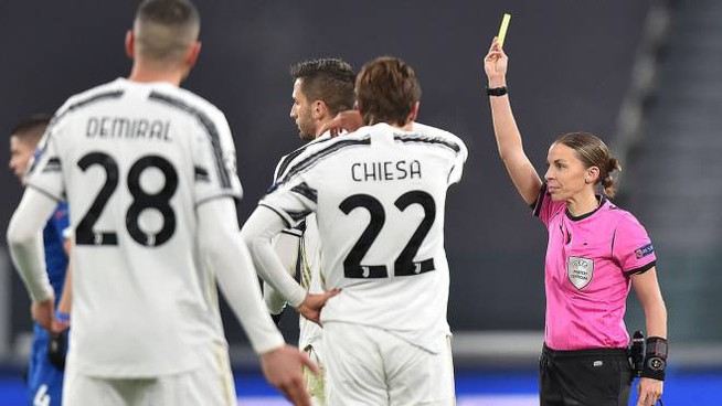 Donna arbitro in Champions League, la prima volta di Stephanie Frappart