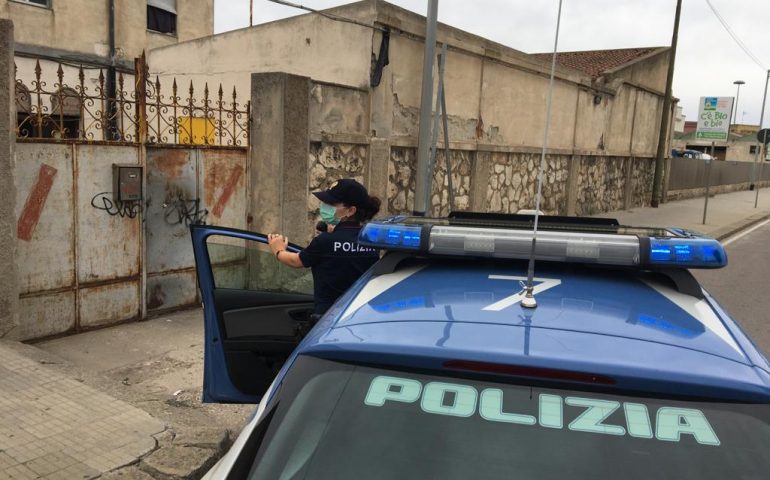 (VIDEO) Droga nello stabile occupato: 22 stranieri allontanati da via Riva di Ponente