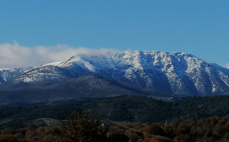 La foto. Il Gennargentu innevato visto da Villanova Strisaili