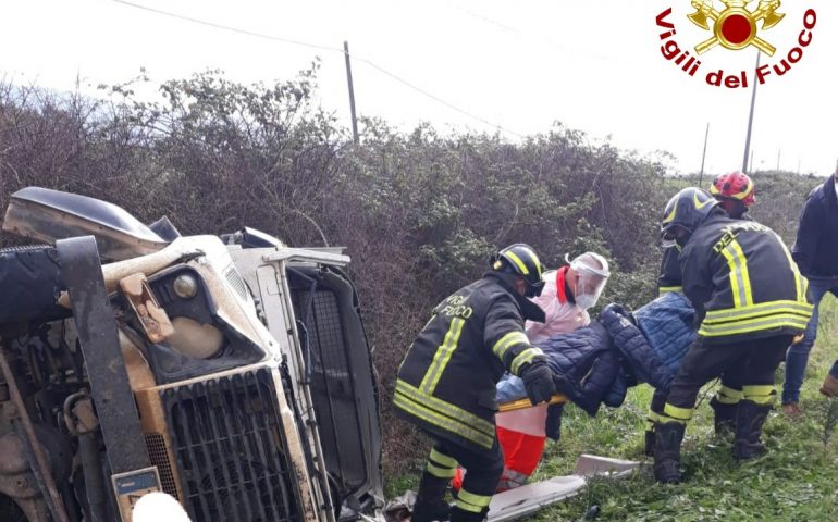 Simaxis, fuoristrada si ribalta: conducente ferito e trasportato d’urgenza all’ospedale