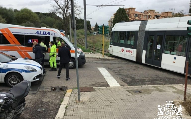 Cagliari, cade mentre sta passando il tram: ferita un’anziana