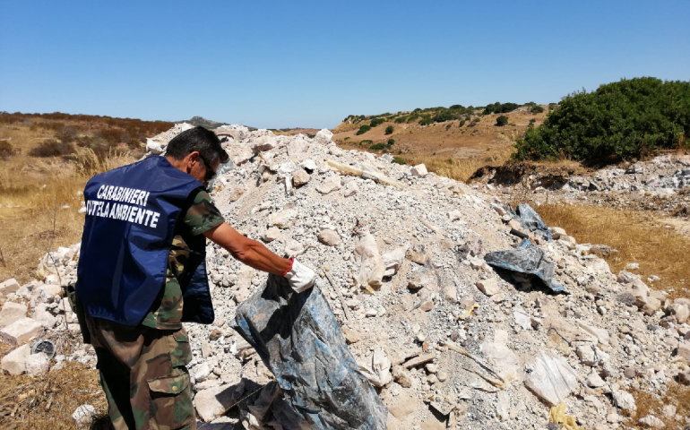 Rifiuti pericolosi interrati abusivamente in Sardegna: arrestato il direttore di un importante cementificio