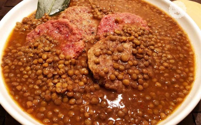 La ricetta Vistanet di oggi: lenticchie in umido. Perché si mangiano a Capodanno?