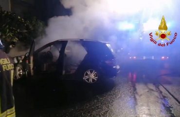 mulinu-becciu-auto-bruciata-vigilidelfuoco