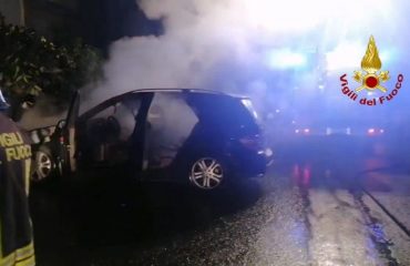 mulinu-becciu-auto-bruciata-vigilidelfuoco