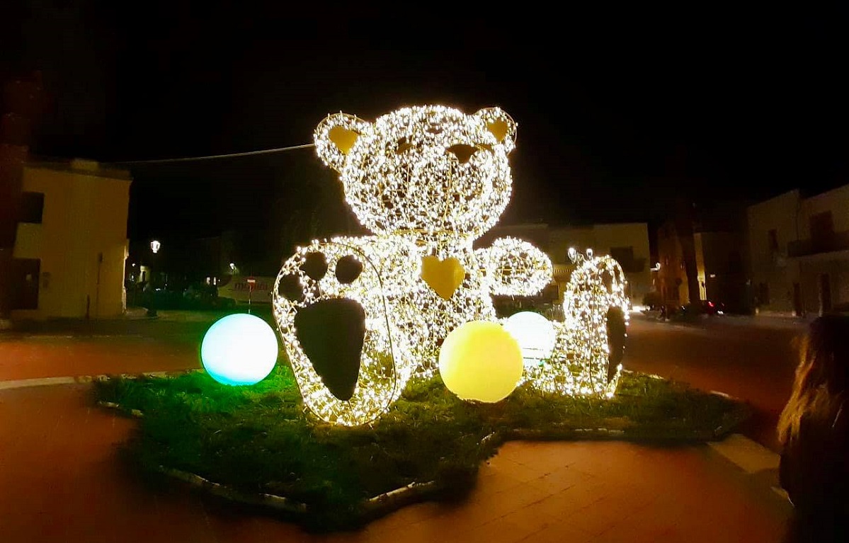 A Sant'Antioco si accende il Natale: ecco l'orso Hope