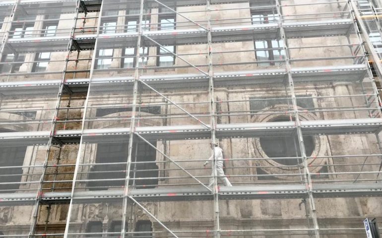 Palazzo Bacaredda si fa bello: proseguono i lavori per ridare il colore originale alla struttura