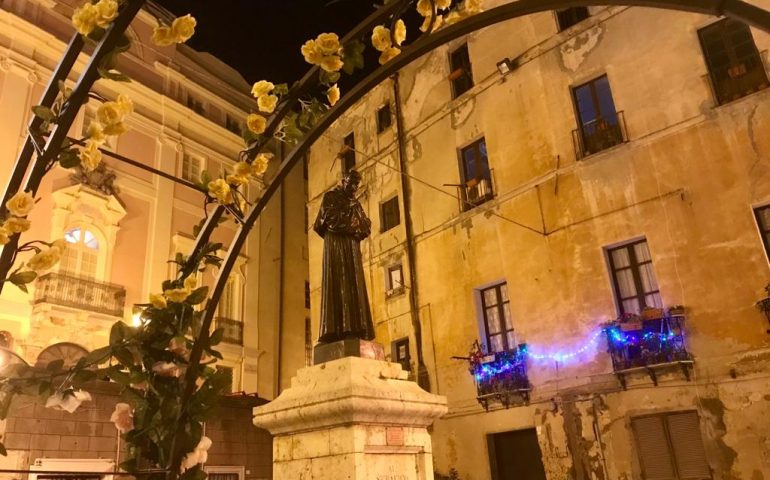 Mancano le luminarie: l’antica piazzetta mantiene il suo fascino, ma i residenti si sentono trascurati