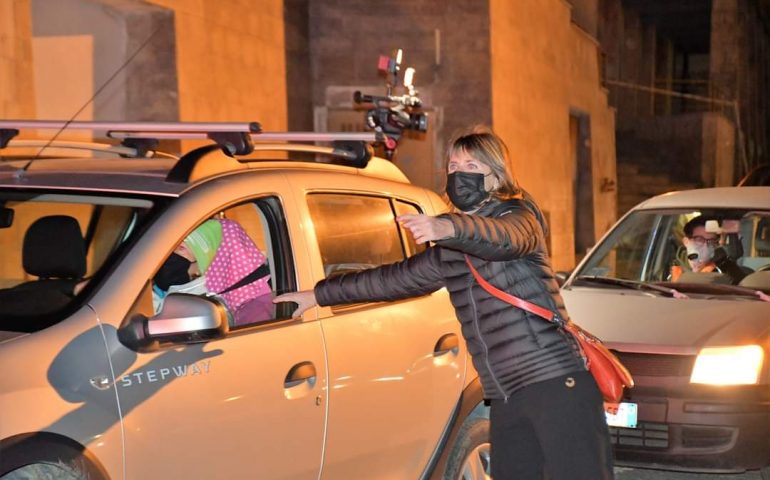 (FOTO) Arbatax, centinaia di macchine in porto per dire no ai tagli delle tratte marittime