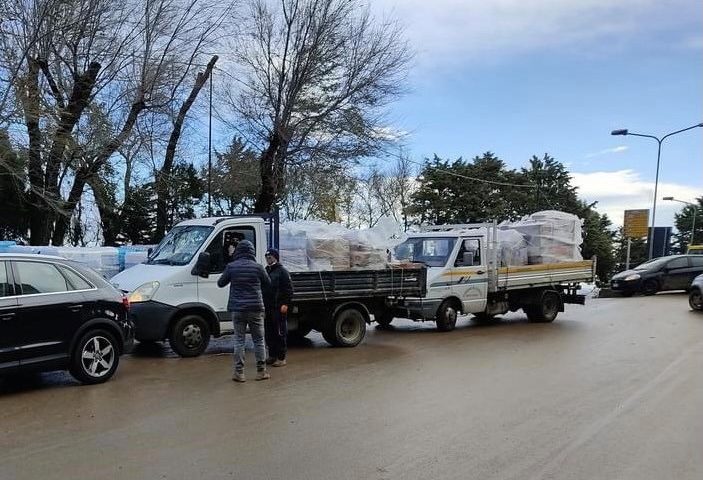 Tre mezzi carichi di beni donati al comune di Bitti da parte dei cittadini di Tortolì