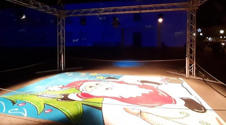 (VIDEO) Con ben 250 chili di sale grosso colorato, ecco il quadro gigante di Babbo Natale