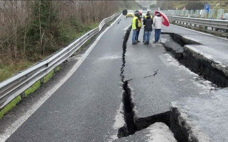 La voragine sulla 131 all’altezza di Bonorva: traffico ancora deviato in direzione Cagliari