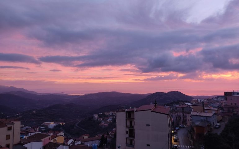 La foto. L’Ogliastra si sveglia, sorge il sole su Lanusei