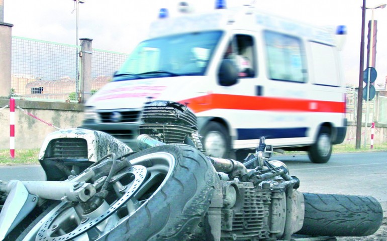 Bolotana, scontro fra moto e auto in uscita da garage: ferito in gravi condizioni