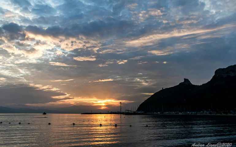 La foto. Una splendida alba al Poetto nello scatto di Andrea Ligas