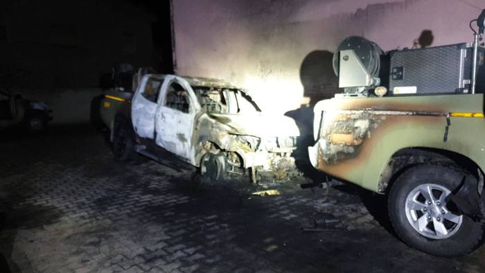 Attentato incendiario a Sant’Antioco: in fiamme i mezzi della Forestale. Solinas: “Atto vile e criminale”