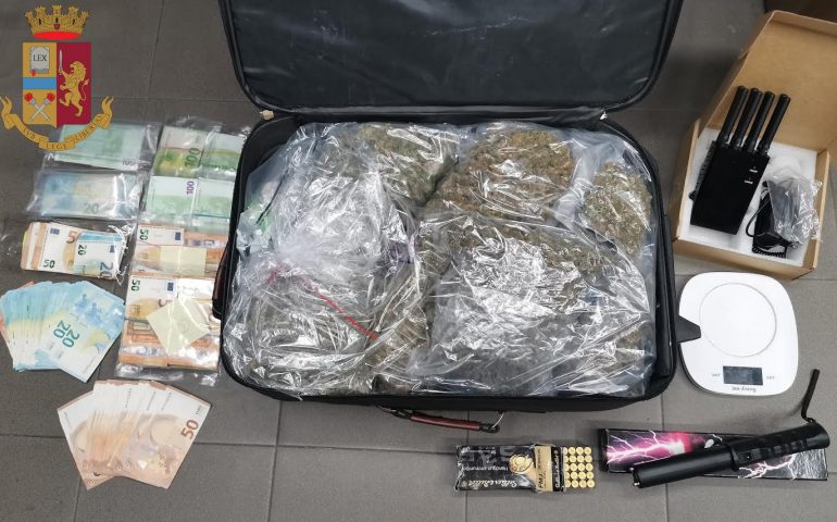 Cagliari, percepiscono il reddito di cittadinanza, la Polizia trova in casa droga e oltre 50mila euro in contanti