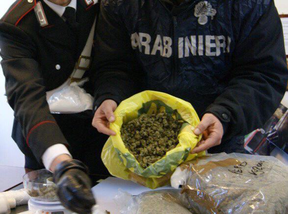 9 chili di droga in una valigia in casa, 27enne arrestata a Pirri