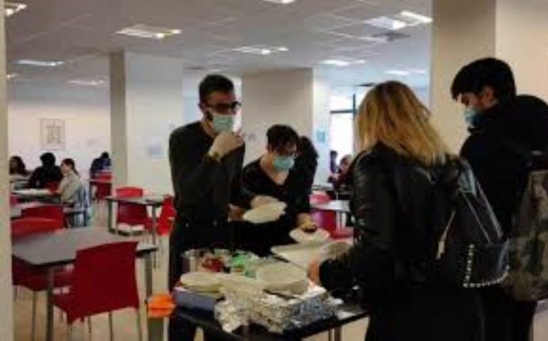 Ersu, in via Trentino pranzo di protesta: studenti ai fornelli per dire no alla chiusura della mensa
