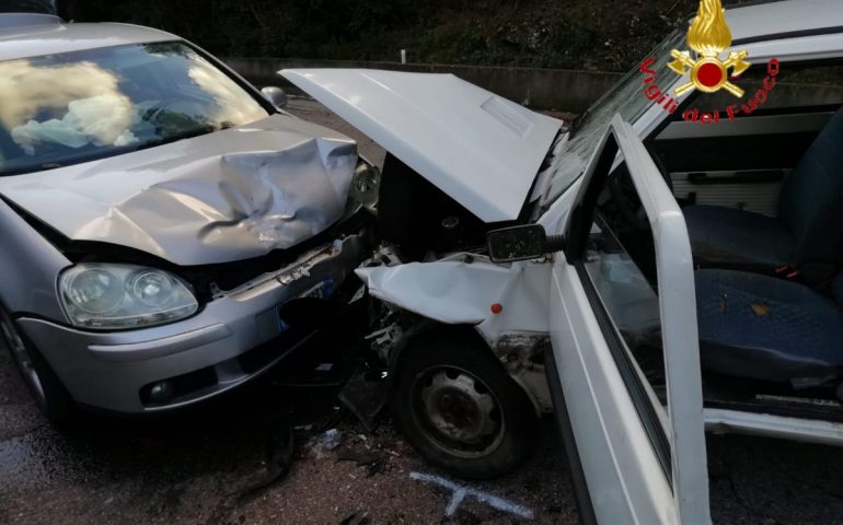 Scontro frontale tra auto sulla Belvì-Desulo: tre persone portate in ospedale