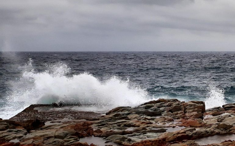 Forte vento: stop a collegamenti Sardegna-Corsica, tratta Porto Torres-Genova dirottata su Olbia