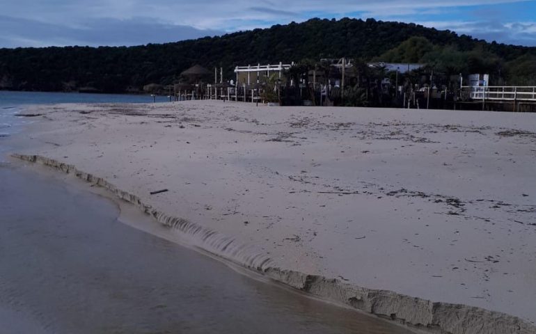 Tuerredda, la denuncia del Grig: “Il chiosco occupa la spiaggia anche d’inverno”