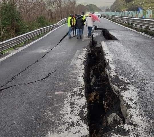 Bonorva, enorme voragine sulla 131: strada chiusa in direzione Cagliari