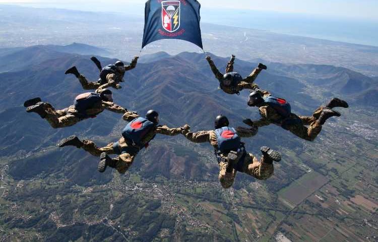 Per la prima volta i paracadutisti del Tuscania in addestramento in Sardegna