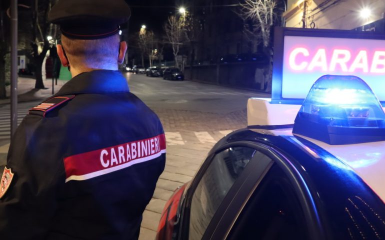Orotelli, mascherati e in gruppo giocano a morra di fronte a un locale: multati dai carabinieri