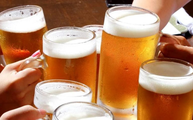 Controlli nell’Isola: in 11 al bancone a bere birra, sanzionati insieme al barista