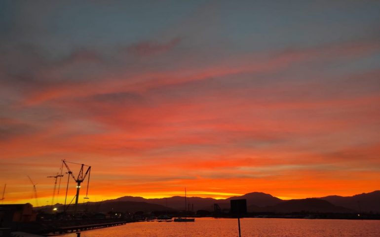 La foto. Uno splendido tramonto nel Porto di Arbatax