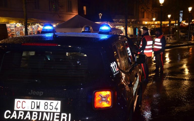 Sant’Antioco, insegue l’ex moglie e le distrugge i vetri dell’auto a martellate: arrestato