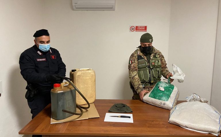 Entra in un capannone armato di coltello e ruba mangime e gasolio: arrestato un allevatore