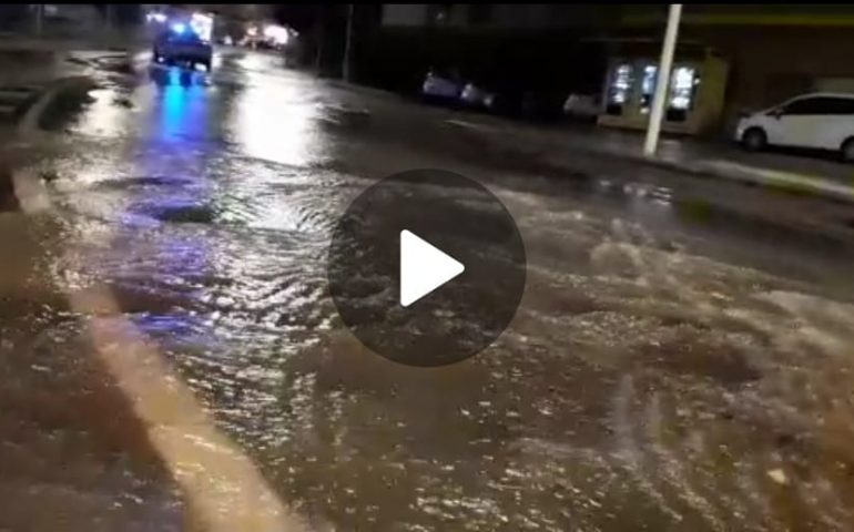 (VIDEO) Cagliari, si rompe la condotta principale nella notte: via San Michele allagata