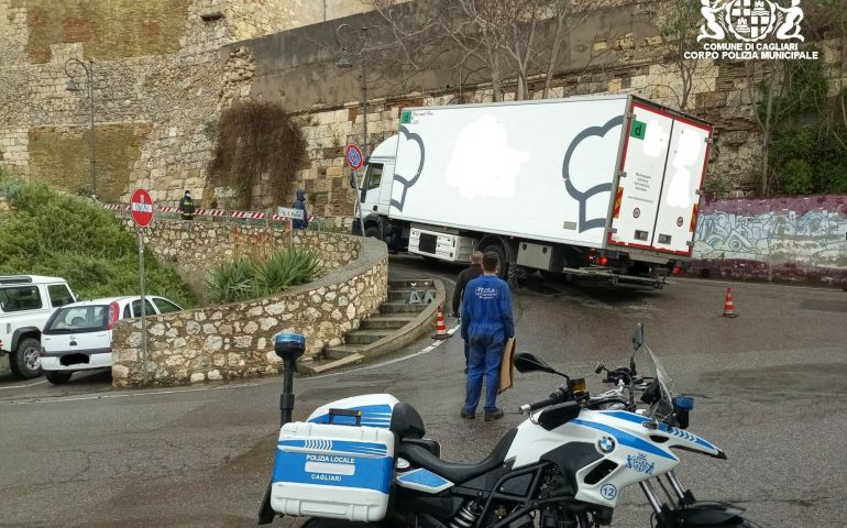 Cagliari, guasto meccanico: camion bloccato in via Fiume