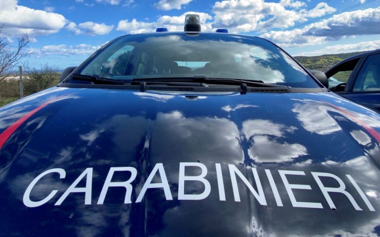 Una roncola nel bagagliaio dell’auto e marijuana: per due giovani del Cagliaritano scattate denuncia e segnalazione