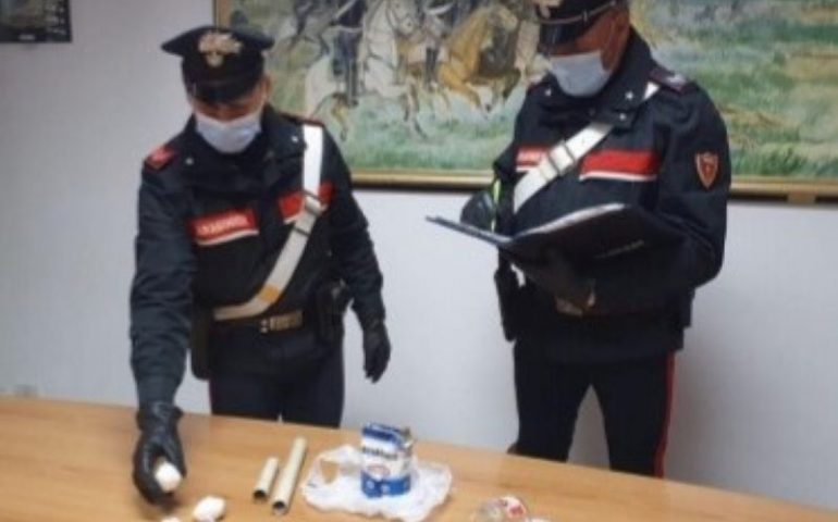 Sardegna, caffè al bar e cocaina nascosta addosso: arrestati due tunisini, un complice in fuga sui tetti