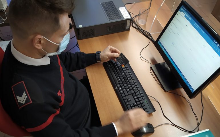 Si fa dare 100 euro online per riparare un avvolgibile, poi sparisce: 44enne denunciato