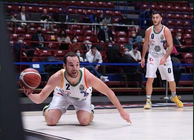 Pesaro spegne i sogni biancoblu e all’overtime conquista la finale di Final Eight