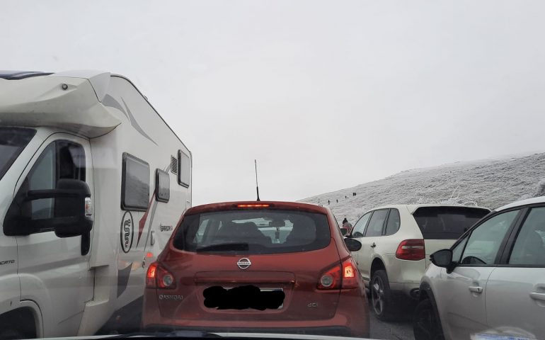 Bruncu Spina preso d’assalto e lunghe file di auto: poca neve ma molto ghiaccio