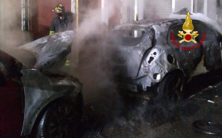 Cagliari: diverse auto avvolte dalle fiamme nel cuore della notte, avviate le indagini