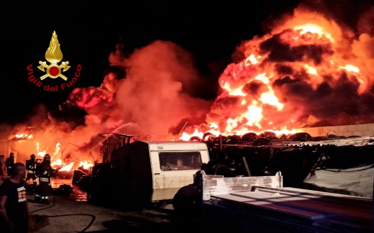 Pauroso incendio a Quartu: brucia un deposito di gomme, fiamme alte 20 metri