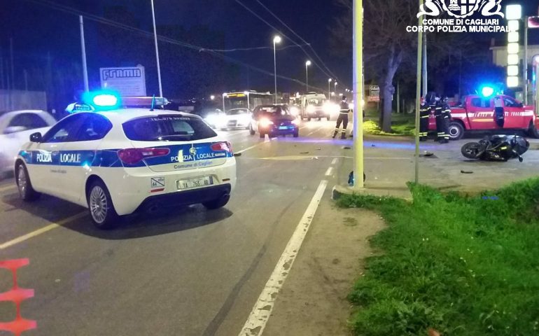 Incidente in viale Marconi: auto contro scooter, due feriti