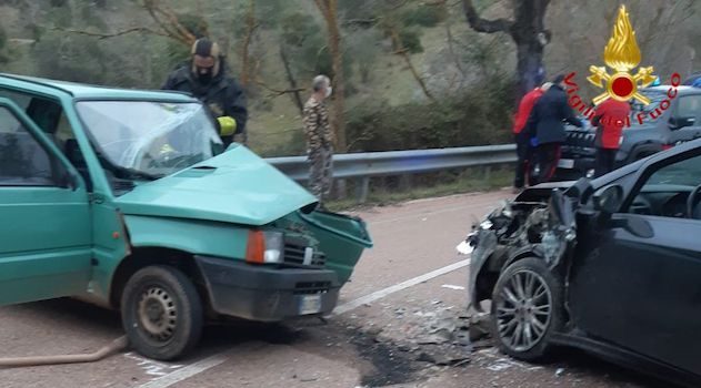 Perdasdefogu-Jerzu, frontale fra due auto: grave un 76enne in codice rosso