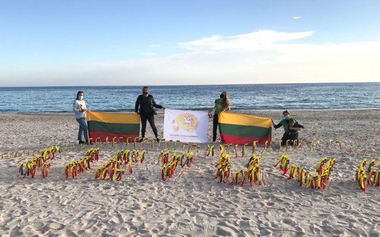Sardegna e Lituania unite in un grande cuore, 400 bandierine colorano il Poetto: “Isola e persone meravigliose”